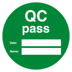 Qualitätskennzeichen QC pass mit Datum und Name Grün Rund